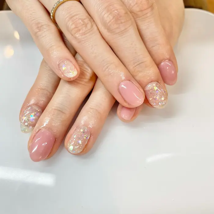 ホロ大人気です クリアベースにホログラムの入ったこちらのカラーがとっても人気です 他 Elixir Nail所属 エリクサーネイル神田 入江の ネイルデザイン ミニモ