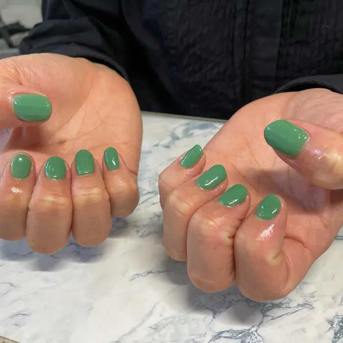 とても綺麗なグリーン ネイルサロン Rich To 安城店所属 奥村 茉歩のネイルデザイン ミニモ