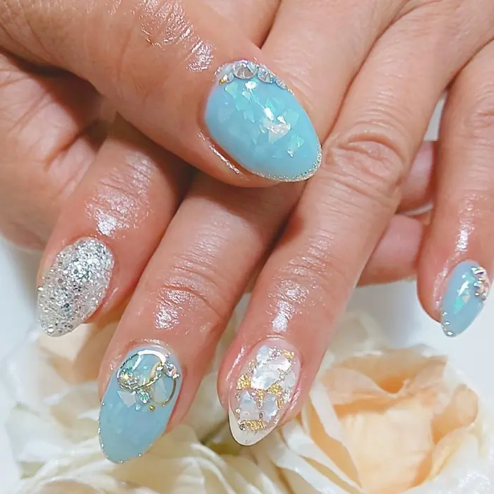 シェルネイル 水色のキラキラしているところは ベースの上にシェルを先にのせて 水色のカラージェ ネイル アイラッシュサロン Veil 池袋東口店所属 藤木 ネイルデザイナーのネイルデザイン ミニモ