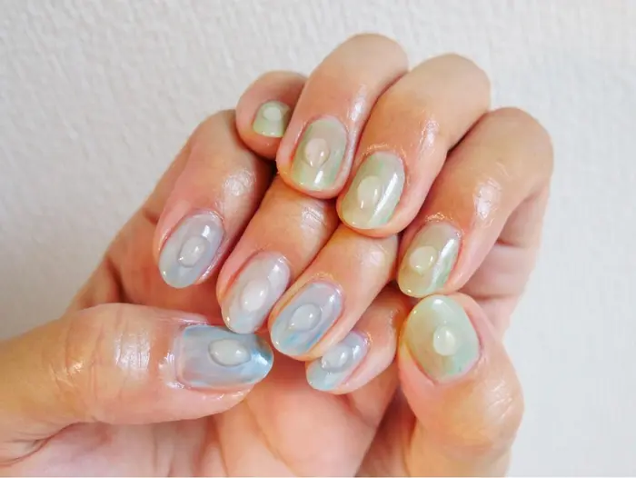 水滴 ちぐはぐネイル 人気の両手色違いに可愛い水滴アート 片手色違いお得な 500です ネイルコ所属 フィルイン パラ Natsumiのネイル デザイン ミニモ