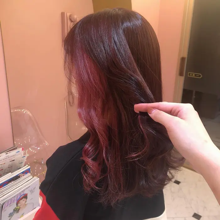 イヤリングカラー ブリーチ一回赤ピンク 後ろもピンクブラウンで統一 Fish所属 艶カラー Mikuのヘアカタログ ミニモ