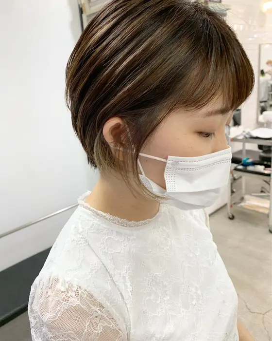 耳周りにインナーカラーをいれたショートボブスタイル インナーカラー以外にも全体にハイライトを入れて明 Heavens所属 渡部 諒太のヘア カタログ ミニモ