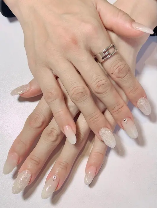 白ラメグラデーションネイル Nknkネイル所属 Nknk ネイルのネイルデザイン ミニモ