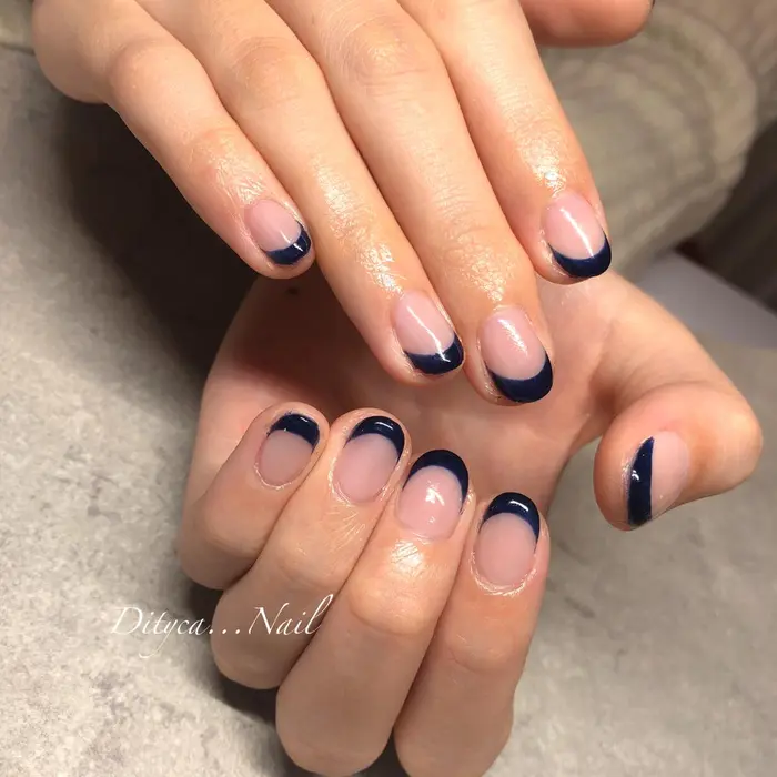 ネイビーフレンチ Dityca Nail所属 Dityca Reinaのネイルデザイン ミニモ