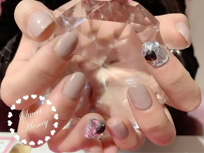 グレージュキラキラネイル 黒ハートパーツでシンプルネイルでも キラッと輝く素敵なデザインです Peko Nail所属 青山 愛香のネイル デザイン ミニモ