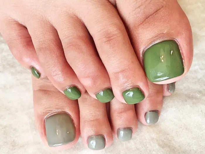 フットワンカラーカーキ パステルカーキ Plumeria所属 富田 愛のネイルデザイン ミニモ