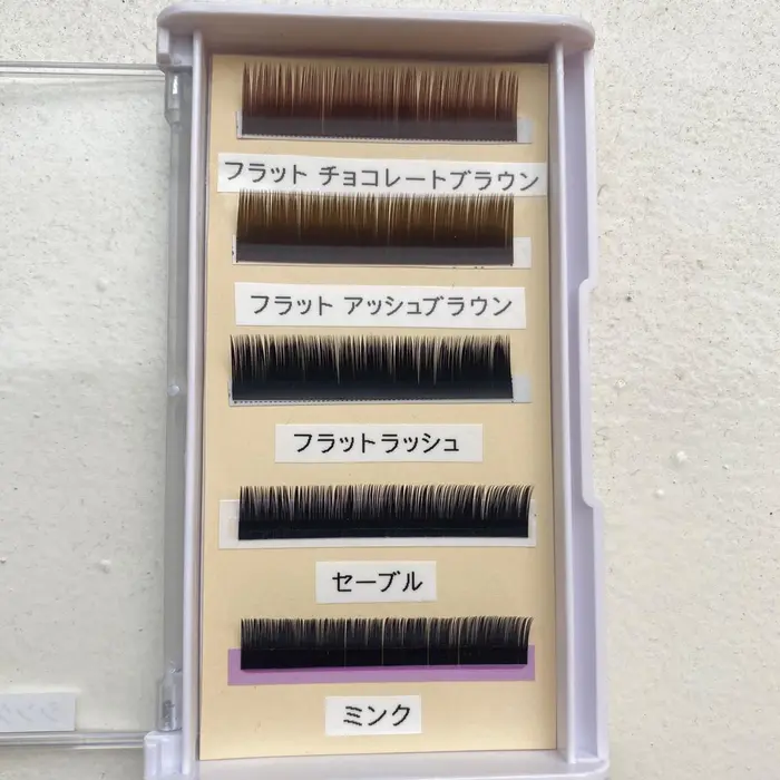 シングルのエクステの毛質です カラーエクステは別で種類が豊富にございます Millie Ainee所属 加藤 梨花のマツエク デザイン ミニモ