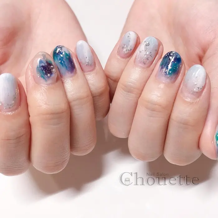テーマは海 深い海のようなブルーが素敵なニュアンスネイル Chouette 小俣ゆうこ所属 Chouette 小俣ゆうこのネイル デザイン ミニモ