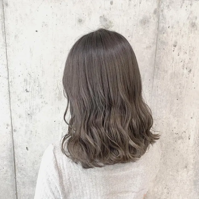 柔らかグレージュ 髪の毛の重さが気になる方の グレージュカラーです 赤みを抑えた明るめのカラ Hair Salon P A P E R所属 Natsuki トップデザイナー のヘアカタログ ミニモ