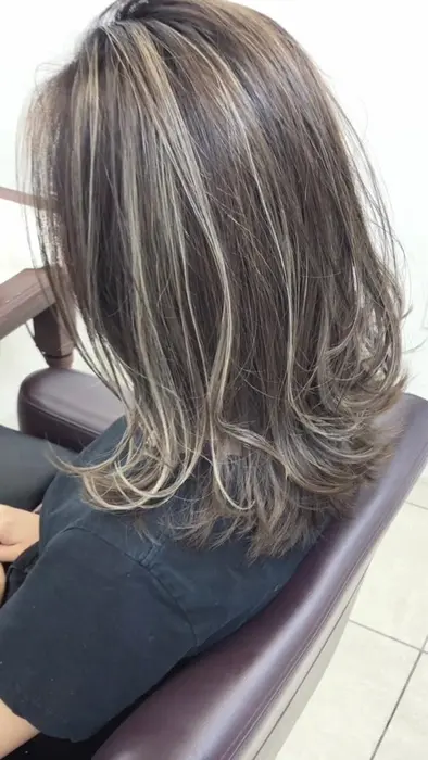 コントラストハイライトを際立たせたホワイトライトのくびれレイヤー 松本平太郎美容室所属 さわ きょうすけのヘアカタログ ミニモ