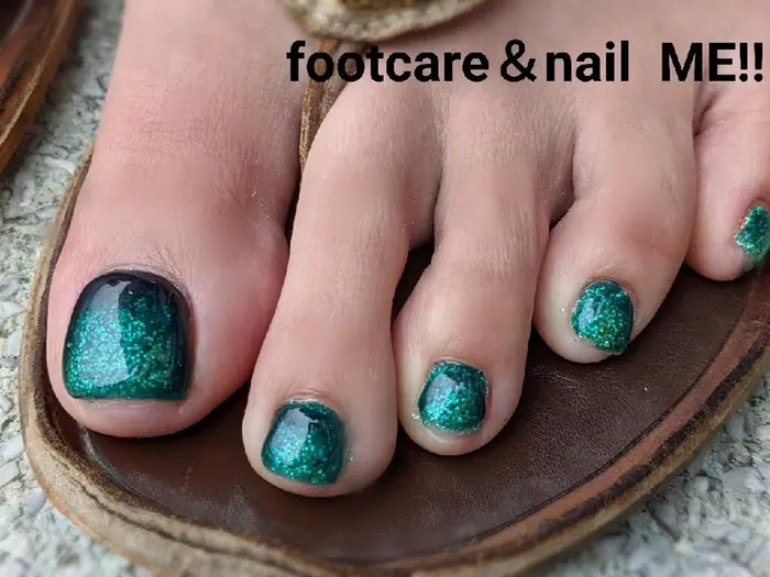 逆グラデーションのフットネイル 鎌ケ谷市 ネイルサロン Footcare Nail Me 所属 田中 智子のネイル デザイン ミニモ