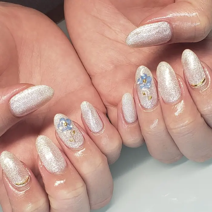 ホワイトラメ フラワーネイル 派手になりがちなラメも白なら上品 Ron Nail新宿所属 Ron Nail Maiのネイル デザイン ミニモ