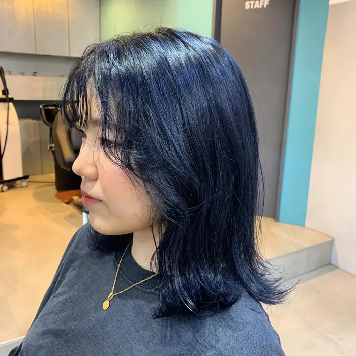 ネイビーブルー 髪の毛暗くしたい方で色落ち綺麗を目指すならこの色 Source所属 岩名 駿のヘアカタログ ミニモ