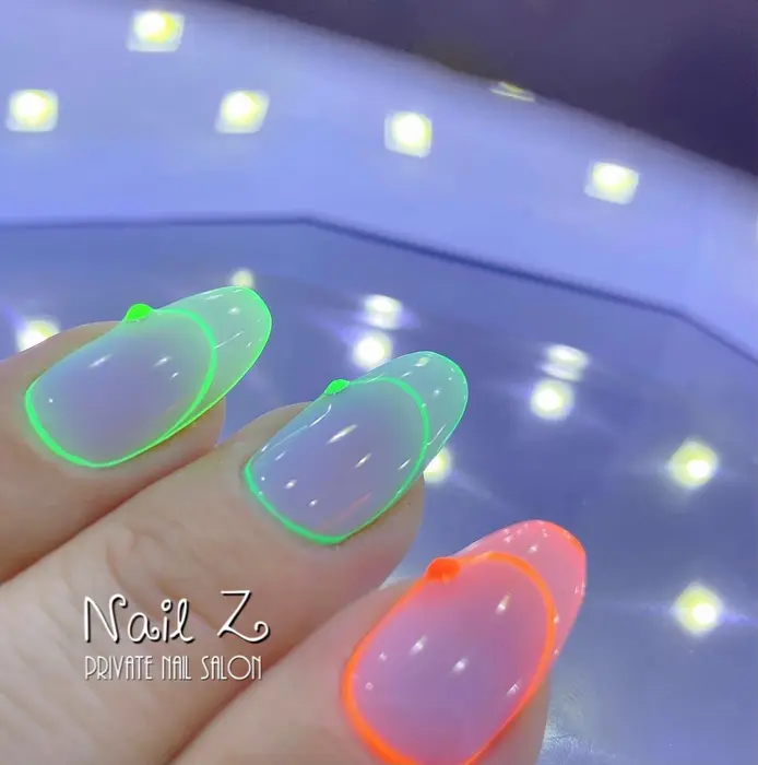 囲みフレンチ 蛍光ライン Nail Z所属 Nail Zのネイルデザイン ミニモ
