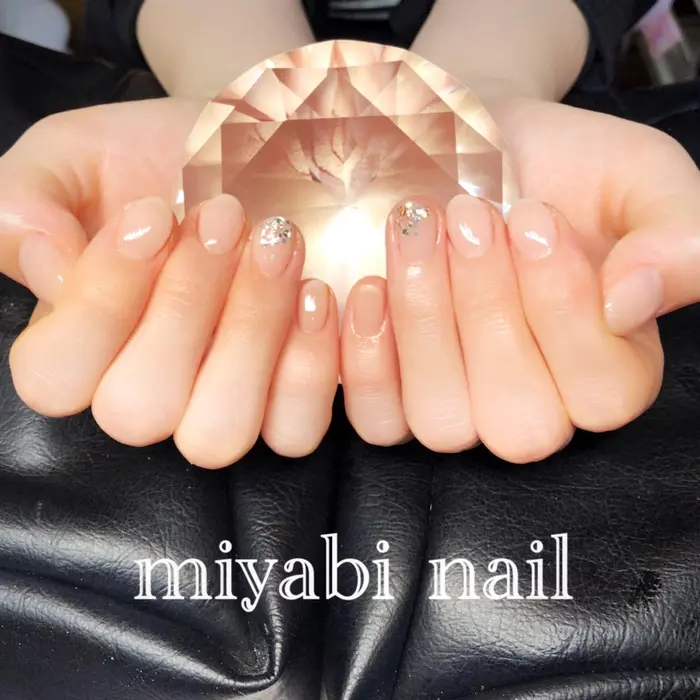 持ち込みデザイン ヌーディーピンクにクリスタルストーン ラメ散らしで上品なオフィスネイル 自宅サロン Miyabi Nail所属 Miyabi Nail 桂川駅近くのネイルデザイン ミニモ