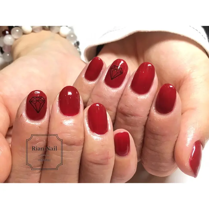 こんにちは ネイリストの Ryoko です 今日ご紹介するネイルはシンプルな赤のワンカラー に Rian Nail所属 Rian Nailのネイル デザイン ミニモ