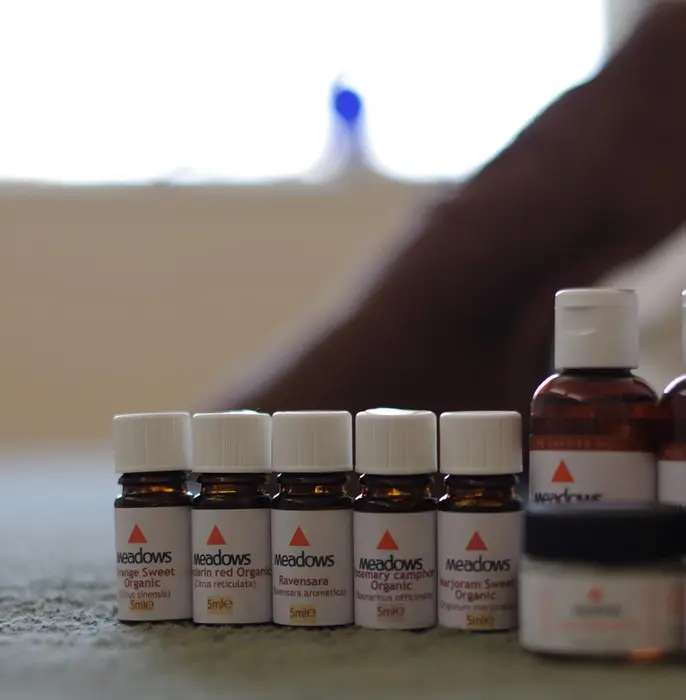 花謌の精油 アロマ はイギリス生まれのオーガニックブランド メドウズ 約50種類あります Naturalcare Salon 花謌所属 すぎやま まいこ セラピスト のエステ リラクカタログ ミニモ
