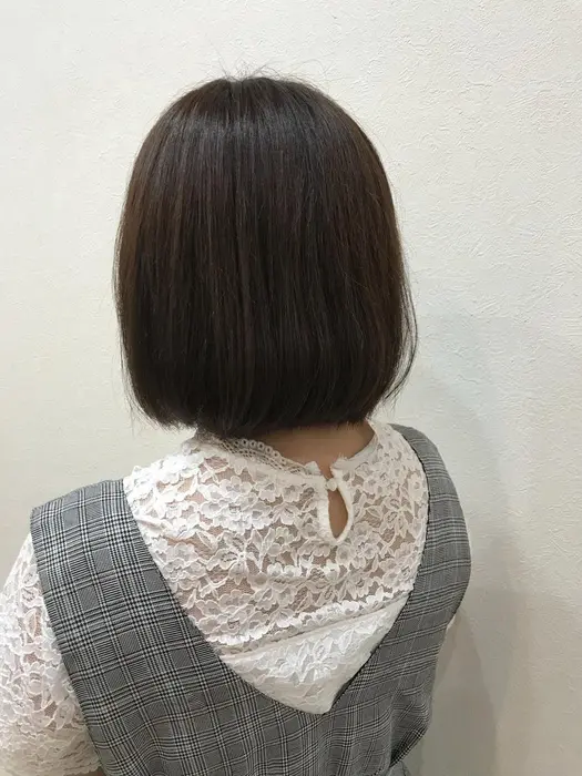 首が隠れるくらいの前下がりボブでさらに小顔に アッシュでトーンダウン トリートメントもし Naturally Elegance所属 茂木 恵里香のヘアカタログ ミニモ