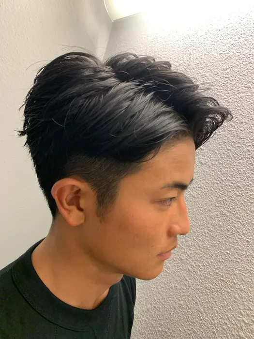 直毛でも簡単に束感スタイル 前髪は上げて後ろは刈り上げ 清潔感のあるかっこいいスタイル ヒロ銀座 上野店所属 桝川 恭兵のヘアカタログ ミニモ