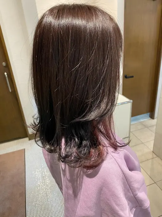 インナーブリーチ必須カラー ピンクブラウンでツヤのあるスタイルです イヤリングカラーは巻いたとき Van Council 千種店所属 小林 朝香のヘアカタログ ミニモ