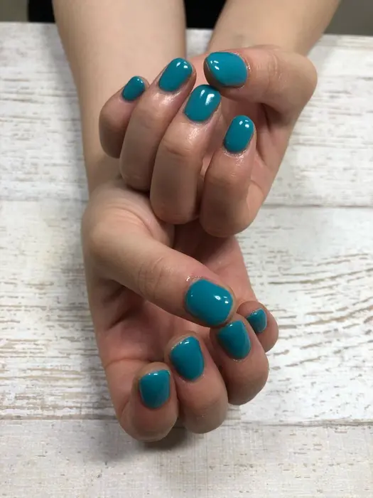 夏を先取り ポップなワンカラー Relais所属 Relais 清水のネイルデザイン ミニモ