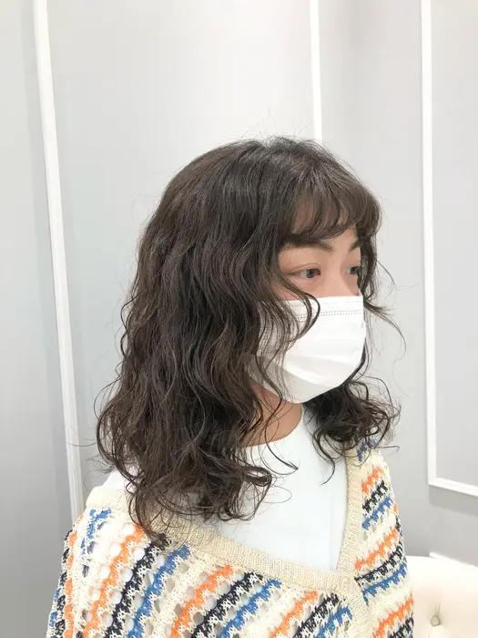 顔まわりの短い髪の毛や前髪もくるくるっと した質感に 人気のしっかりくるくるパーマとてもお似合いで Neolive Ginza 銀座店 ヘア 所属 ニュアンスパーマ おおや ともみのヘアカタログ ミニモ 顔まわりの短い髪の毛や前髪もくるくるっと した質感に 人気のしっかりくるくるパーマとてもお似合いで Neolive Ginza 銀座店 ヘア 所属 ニュアンスパーマ おおや ともみのヘアカタログ ミニモ
