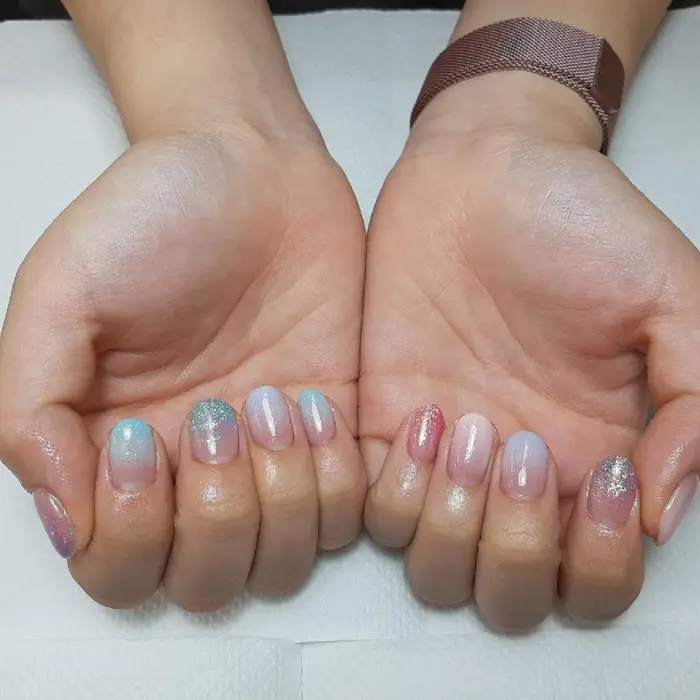 紫 ピンク ブルー 2種類のラメグラデーション Max Kelly 梅田店所属 たむら まりな Noahのネイル デザイン ミニモ 紫 ピンク ブルー 2種類のラメグラデーション Max Kelly 梅田店所属 たむら まりな Noahのネイル デザイン ミニモ