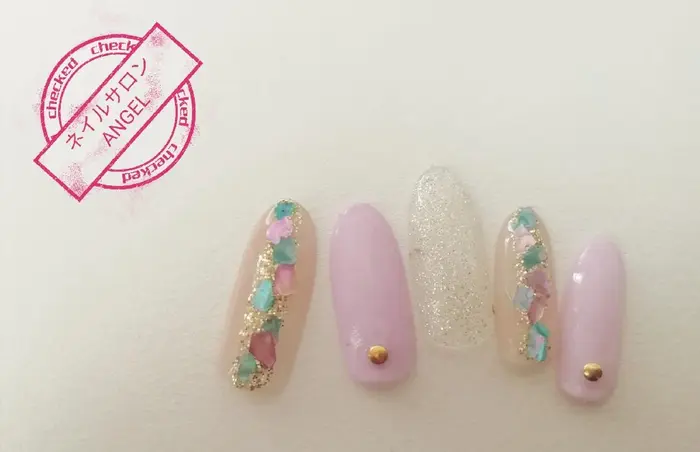 優しいヌードベージュ ラベンダーを使いました クラッシュシェルを縦に並べて指先の縦長効果 すっきり上 ネイルサロンangel所属 ネイルサロン Angelのネイルデザイン ミニモ