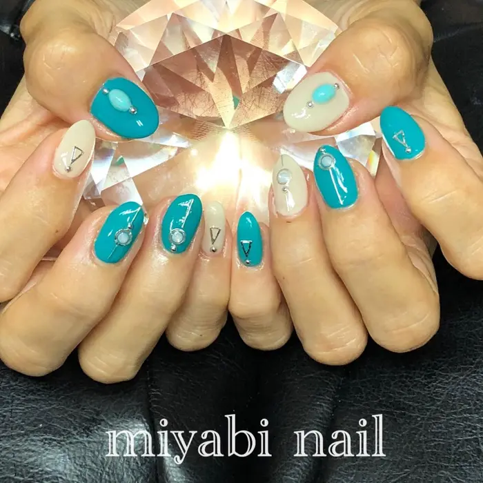 持ち込みデザイン 爽やかなターコイズブルー肌馴染みの良いミルクベージュスタッズ ストーンを 自宅サロン Miyabi Nail所属 Miyabi Nail 桂川駅近くのネイルデザイン ミニモ