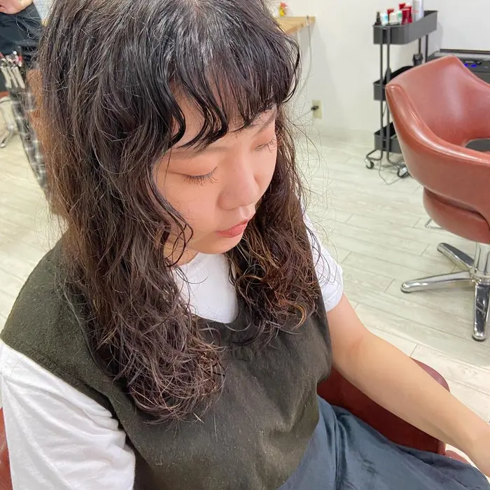 崩したアレンジスパイラルパーマ 前髪は無造作なワンカールパーマ ビードロ所属 スパイラルパーマ 三浦良介のヘアカタログ ミニモ