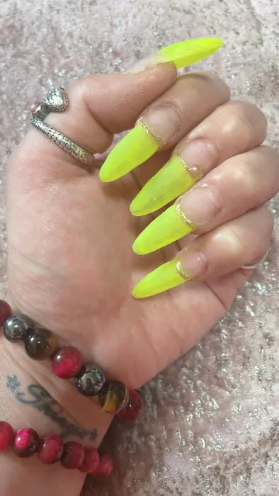 マットなネオンイエロー Jewel所属 Jewel ジュエルのネイルデザイン ミニモ
