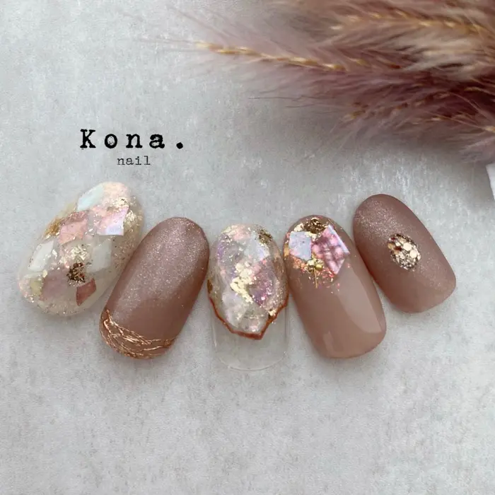 奥行き感とキラキラ感が可愛いピンクネイル 優しい色合いでキラキラ感いっぱいなのに華やかになりすぎず Kona Nail所属 Kona Nail Erika のネイルデザイン ミニモ