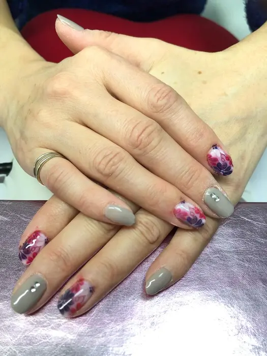 花柄にグレーのワンカラーで大人っぽい印象に ワンカラー オートネイルアート4本 Mahina Nail所属 Mahina Nailのネイル デザイン ミニモ