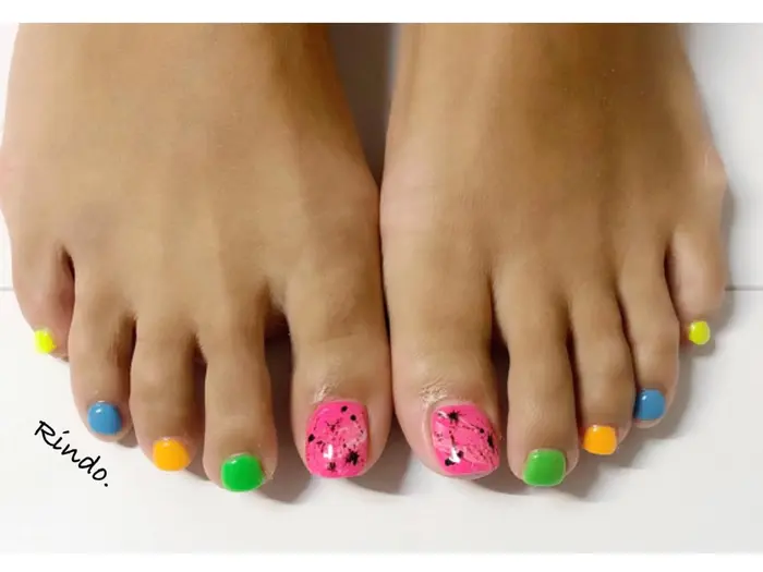 カラフルフットネイル ペンキ飛び散り Rindo 所属 Rindo のネイルデザイン ミニモ