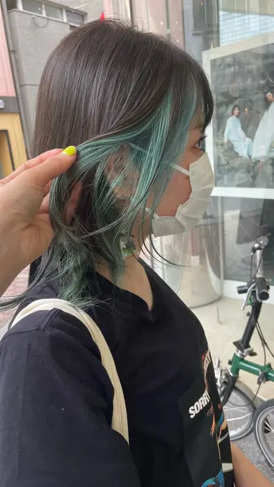 インナーカラー 青緑カラー Decor所属 Decor Sayakaのヘアカタログ ミニモ