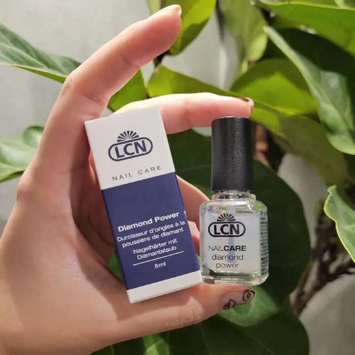 微細なダイヤモンド粉末が配合 速乾性ネイルコート トップコートとベースコート兼用なので マニキ Arcana Men S Nail Care所属 Yuria のネイルデザイン ミニモ