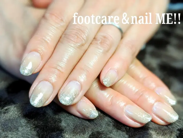 シアーなグレージュに シャンパンシルバーのラメで先端をグラデーションにしました 上品 なネイルにな Footcare Nail Me 所属 田中 智子のネイルデザイン ミニモ