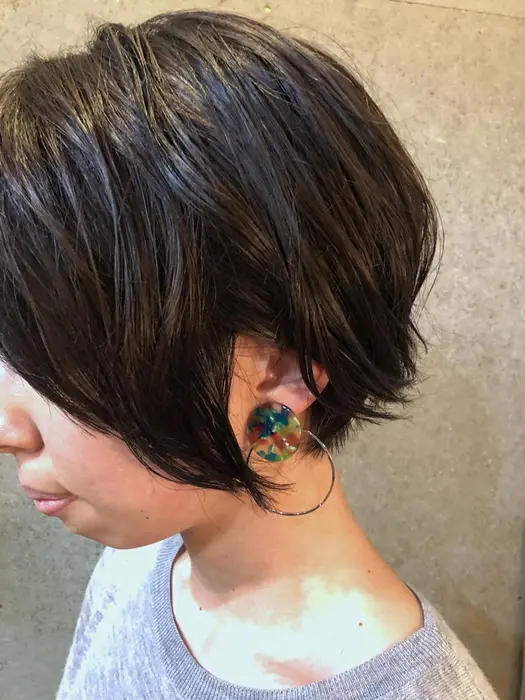 ショートボブに耳かけで大振りピアスが映えるように Home Hair所属 戸松 浩一のヘアカタログ ミニモ