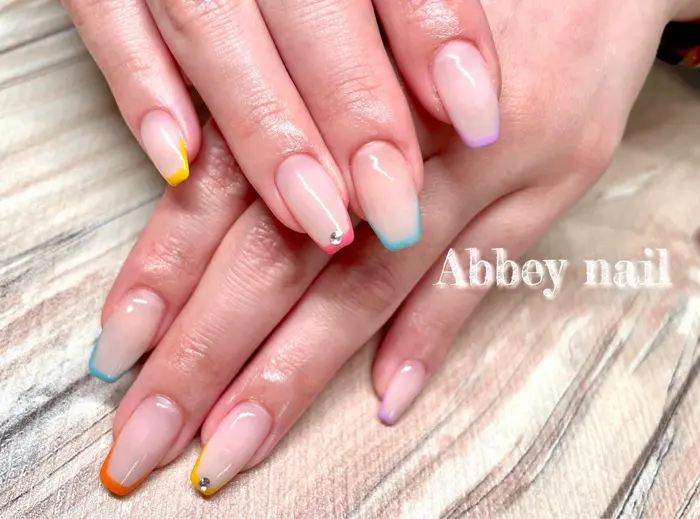 フレンチネイル カラフルネイル 夏ネイル Abbey Nail所属 Abbey Nailのネイルデザイン ミニモ
