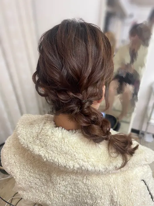 サイドの編みおろし

顔周りが華やかになるので前からたくさん写真を撮?...