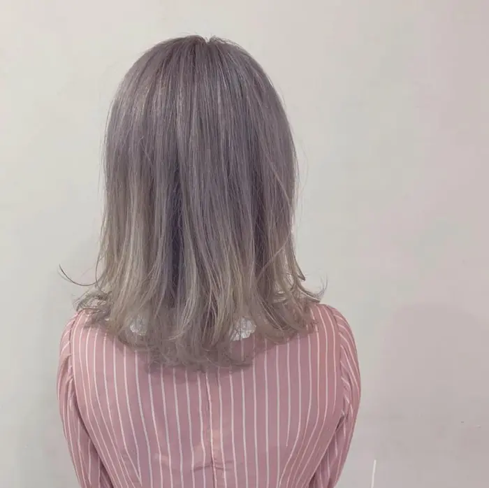 こめかみ部分からバレイヤージュでハイライトを たっぷり入れます 少し時間を置いて毛先も全体的に塗 Garland Umeda所属 松本 聖のヘアカタログ ミニモ