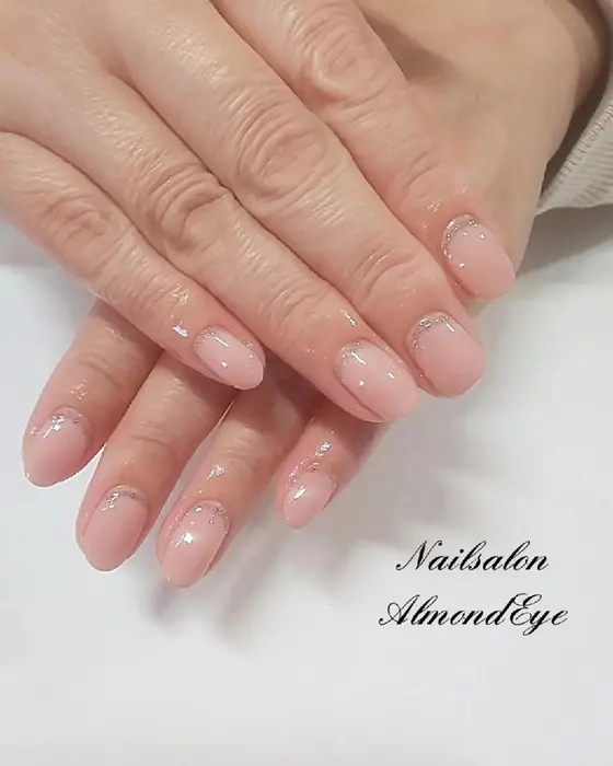 お客様ネイル ナチュラルスキンカラーに根元をフラッシュネイルでラインを入れてさり気ないオ Nailsalon Almondeye所属 ネイルサロン Almondeyeのネイルデザイン ミニモ