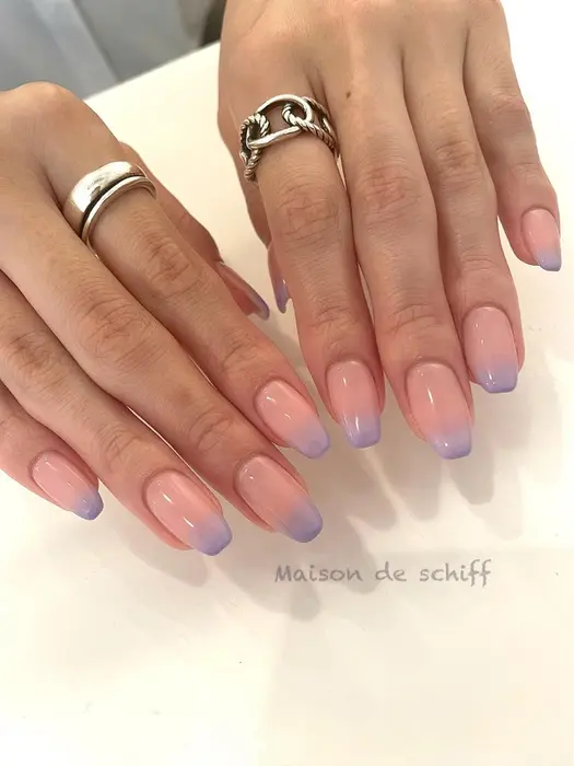コーラルピンクワンカラー パープルグラデーション 柔らかい可愛いお色味 Maison De Schiff 所属 ネイリスト Manahaのネイル デザイン ミニモ