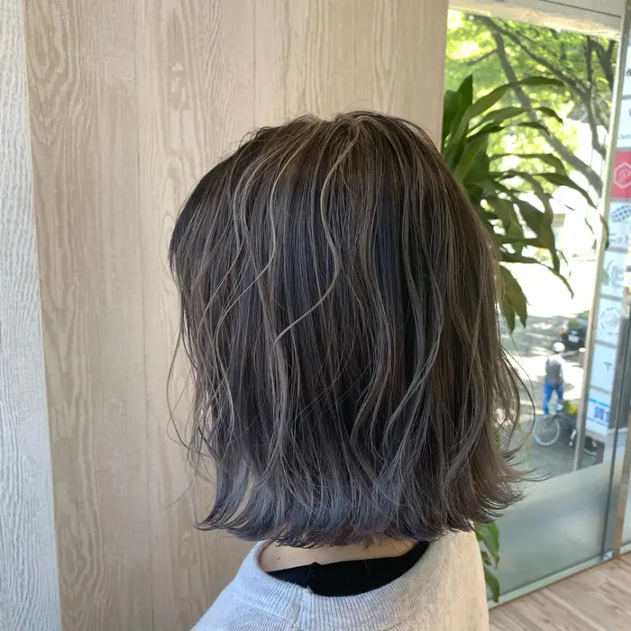 ハイライトで立体感を出したシルバーグレージュカラーです めちゃくちゃかわいいカラーです Taboo Central所属 Mackey のヘアカタログ ミニモ
