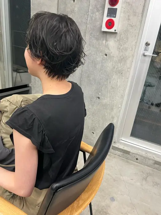 しっかりだけどゆるっと 水で濡らしてオイルだけの簡単スタイリング 夏のパーマおすすめです Views Tokyo所属 迫田峻輝 似合わせ カットカラーのヘアカタログ ミニモ