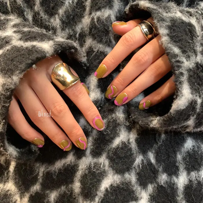 ピスタチオカラーのマグネットネイルに紫のうねうねネイル 個性的でとっても可愛いです Neolive Terrace Lavie所属 Ishida Kanoのネイルデザイン ミニモ