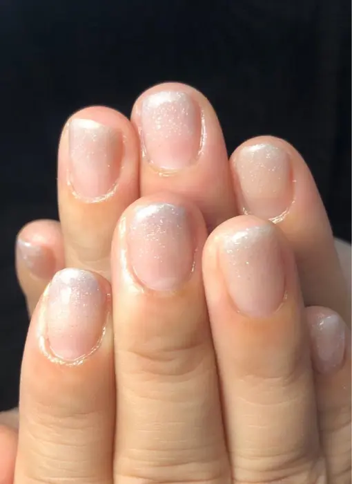 ふんわりモカブラウンのグラデーション 実は真っ白ではない絶妙カラーの可愛さ しーちゃんネイル所属 しーちゃんネイル 夜間深夜専門 のネイル デザイン ミニモ