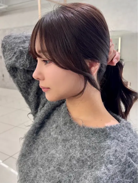 横顔が美しいポニーテールスタイル顔まわりに残した後れ毛が柔らかさを?...