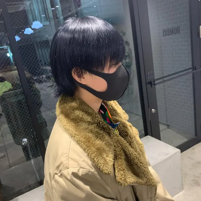 地毛に近いネイビーにしたいという要望で ブルーブラックに 光の当たり方で黒のように見えたり 青っぽ Dumbo所属 ショートヘア よーちゃんのヘアカタログ ミニモ