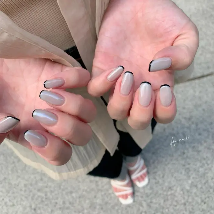 黒フレンチnail 細めがかわいい ベースは新色のwhiteパウダー 上品に仕上げたい方におす Ai Nail所属 Ai のネイル デザイン ミニモ